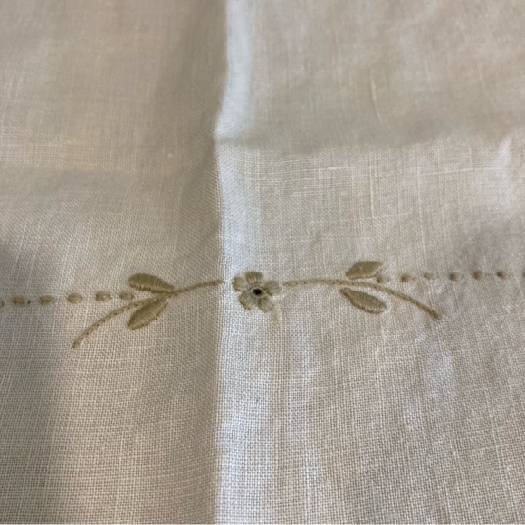 Vintage Off White & Tan Floral Design Table Runner 32.5” x 16.5” Scalloped Edge - Picture 4 of 13